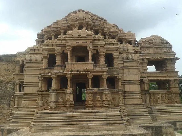 Une ancienne structure de temple en pierre finement sculptée