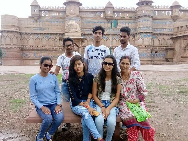 Un groupe d'amis posant devant le fort de Gwalior
