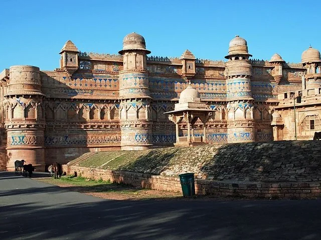 La façade extérieure ornée du palais de Man Singh au fort de Gwalior