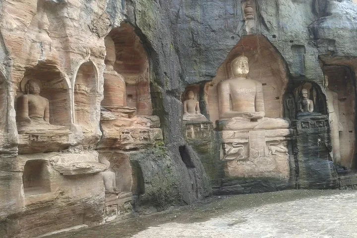 In Fels gehauene Jain-Monumente mit sitzenden Figuren am Gwalior Fort
