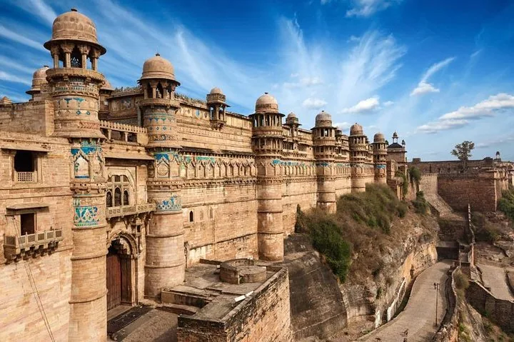 Les murs extérieurs et les tours du fort de Gwalior contre un ciel bleu