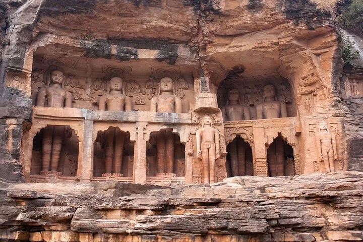 Große, in die Felswand gehauene Jain-Statuen