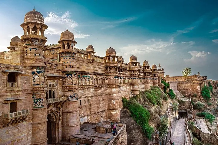 Le imponenti mura difensive e le torri del Forte di Gwalior