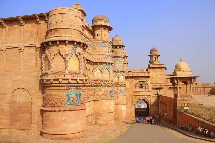 Un cancello d'ingresso e torri difensive al Forte di Gwalior