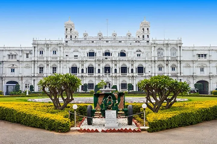 La grande façade blanche du palais Jai Vilas à Gwalior
