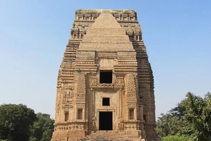 Das hoch aufragende Steingebäude des Teli ka Mandir Tempels